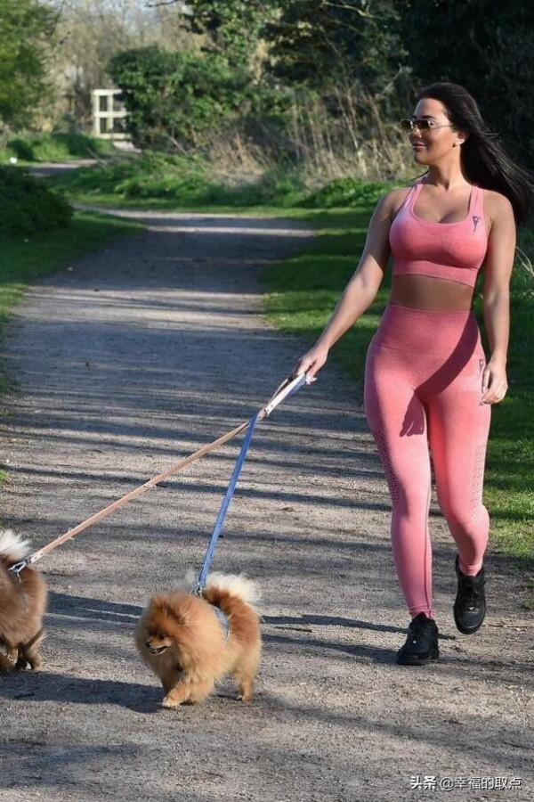 亞茲明·烏赫盧(Yazmin Oukhellou)出來遛狗,有著不一般的魅力 亞茲明·烏赫盧(Yazmin Oukhellou)出來遛狗,有著不一般的魅力