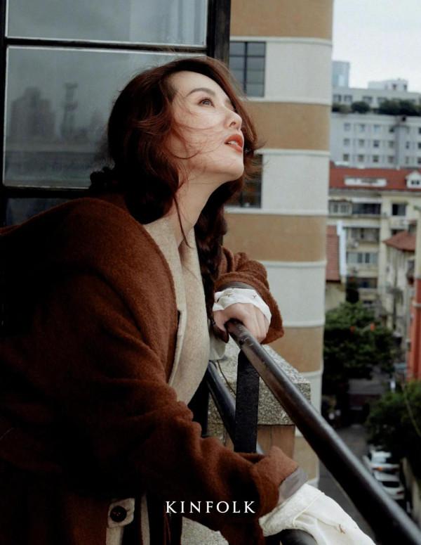 劉詩詩秋日氣質大片，感覺很秋日，駝色給人一種溫暖的感覺
