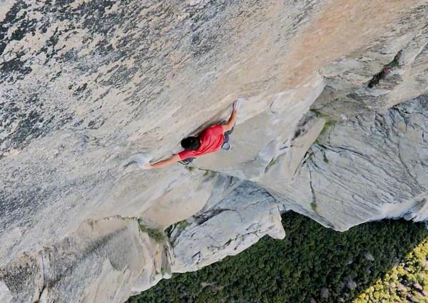 幾乎90度光滑立面，高916米的酋長巖，有個人曾徒手登頂，僅用4h