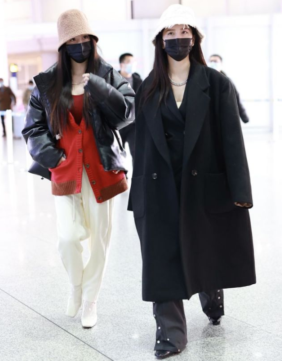 By2孫涵孫雨合體走機場，雙胞胎姐妹長相一樣，但穿搭風格大不同