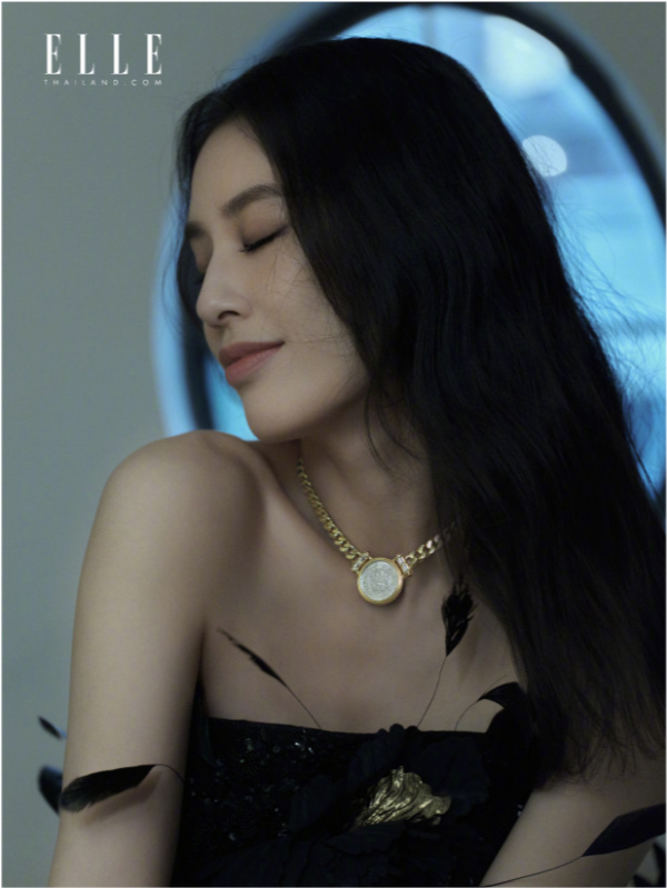 豪門闊太黃聖依拍海外閉年大片！穿一身黑狀態沒變，登大刊卻尷尬