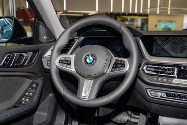 純進口寶馬26.38萬起，入門2.0T動力，比A4L排面大，實拍寶馬2系