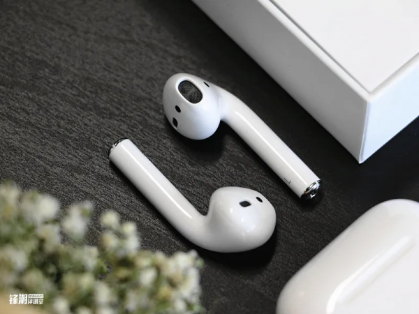 當中年人買了 AirPods，讓我勾起很多回憶