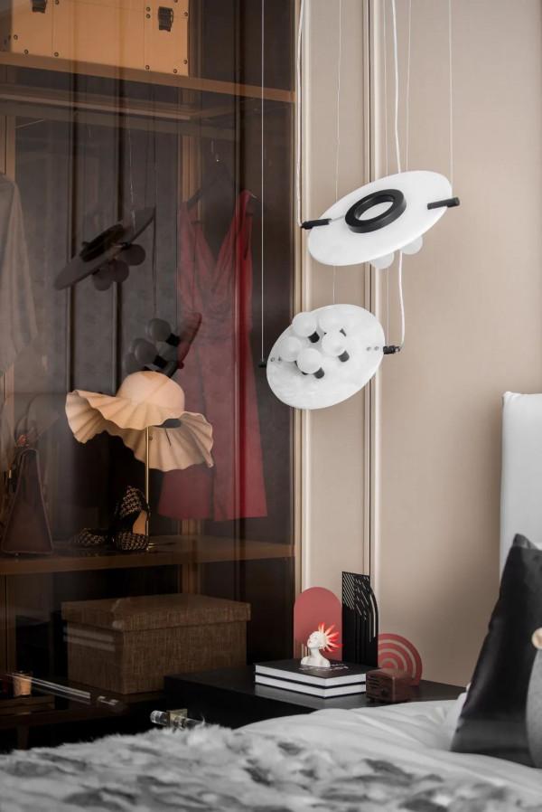 黑白主色調與紅色的和諧搭配,自由與儀式感兼得的設計 黑白主色調與紅色的和諧搭配,自由與儀式感兼得的設計