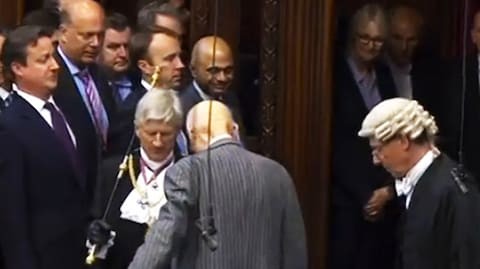 英國議會的繁文縟節：下議員聽女王演講得去請，禮賓官要吃閉門羹