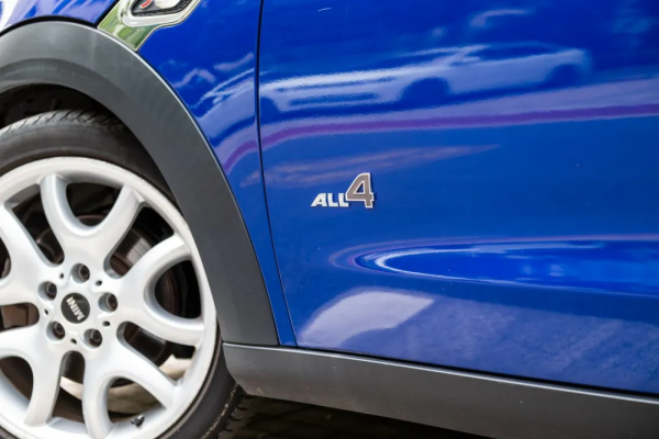 不要把車停在MINI PACEMAN旁,它會讓你的車黯然無光 不要把車停在MINI PACEMAN旁,它會讓你的車黯然無光