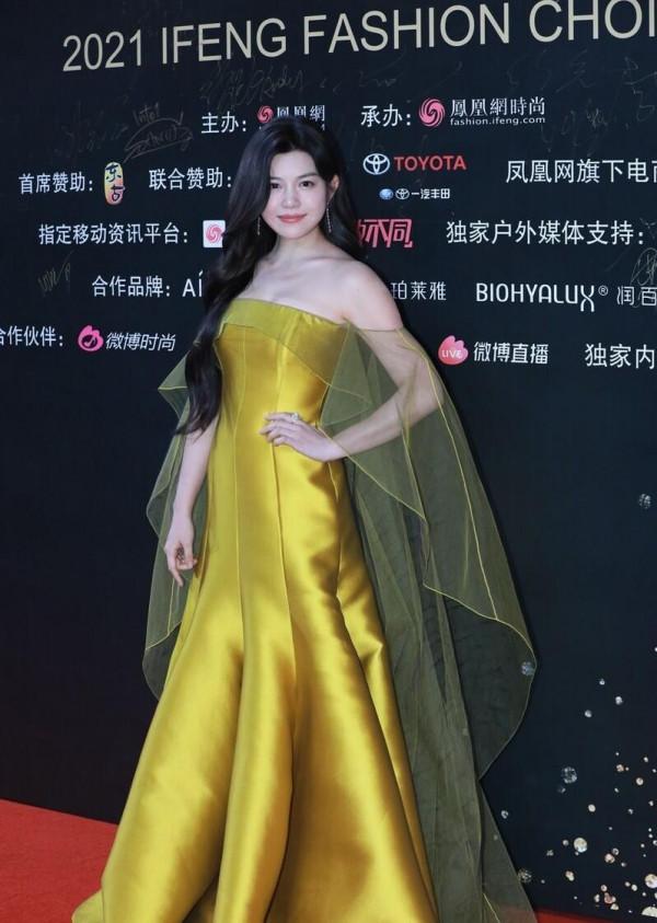 陳妍希雖然是微胖身材，但穿一字肩不遮遮掩掩，看著貴氣了不少