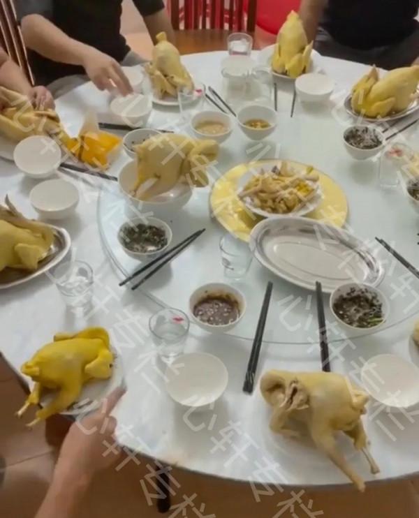 神操作!福建11名男子吃“全雞宴”,每人一隻雞,拜神都不這樣 神操作!福建11名男子吃“全雞宴”,每人一隻雞,拜神都不這樣