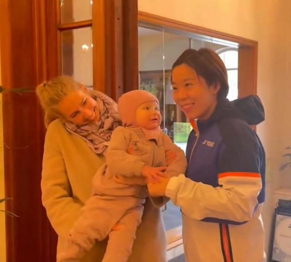 有愛！國羽三大名將搶著抱安賽龍女兒，小姑娘呆萌開愛超有趣