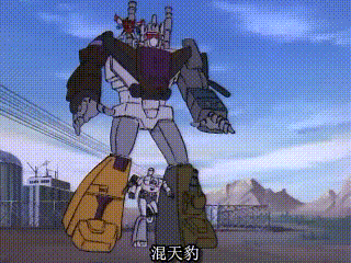 太詭異！美軍黑鷹直升機高速飛過，駕駛艙空無一人，變形金剛嗎？