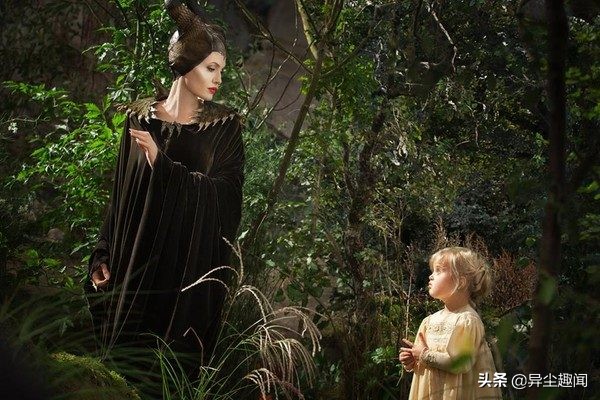 女版小布變超美!朱莉超Q金髮小女兒13歲了長大後五官神似爸媽 女版小布變超美!朱莉超Q金髮小女兒13歲了長大後五官神似爸媽