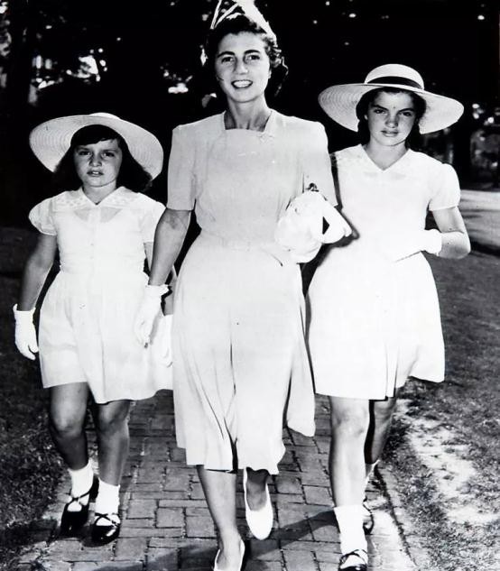 傑奎琳評價和她&OpenCurlyDoubleQuote;撞衫&rdquo;的英女王：一個如此平庸、乏味的中年婦女