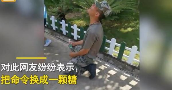 教官第一次帶小學生軍訓,崩潰到“跪地嘶吼”:快給我回來 教官第一次帶小學生軍訓,崩潰到“跪地嘶吼”:快給我回來