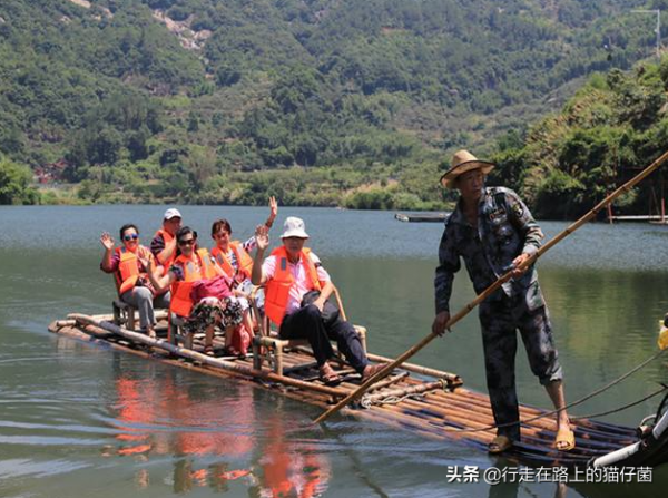 流動的水，承載著流動的風景和人影，是水上之旅的好去處