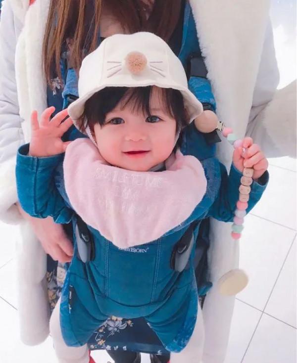 日本“紙箱寶寶”長大了！看過她爸媽的照片後，我酸了