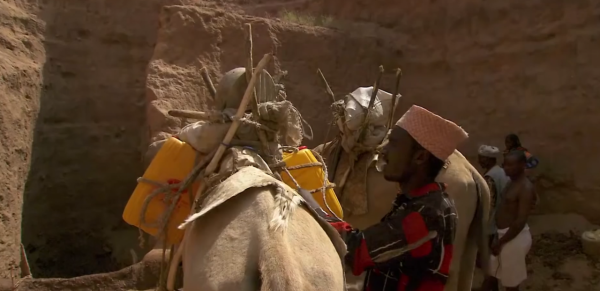 非洲鹽販的補給站,50米的深水井,誰說非洲人渴死不打井 非洲鹽販的補給站,50米的深水井,誰說非洲人渴死不打井
