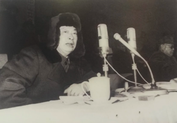 1950年國民黨一縣長落難，求陳毅找工作，陳老總：不會忘記朋友