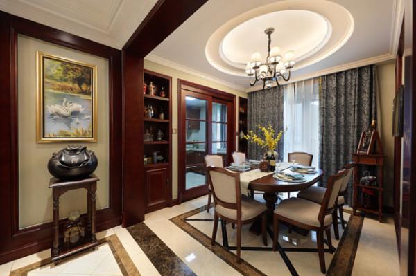 155平美式風三居室客廳望向餐廳整體紅色調，讓人感覺無比溫馨