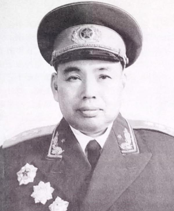 一座縣城許世友打了16天沒攻下來,一小班長出了個主意收奇效 一座縣城許世友打了16天沒攻下來,一小班長出了個主意收奇效