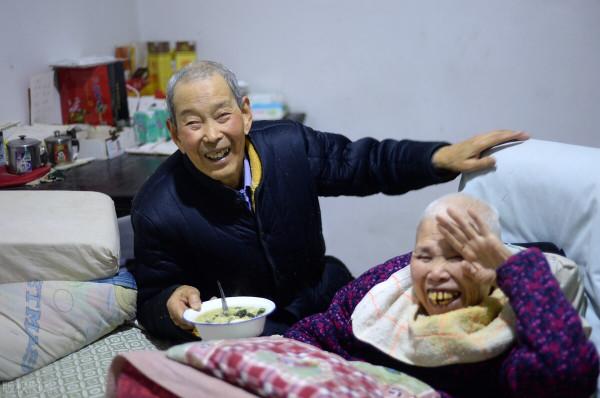 76歲老人哭訴:我有6個孩子,不缺人養,我唯一心願就是快點走 76歲老人哭訴:我有6個孩子,不缺人養,我唯一心願就是快點走