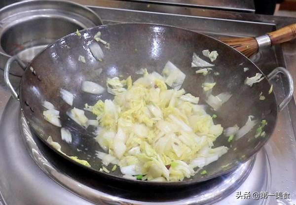 酸辣白菜想要好吃?學會這個技巧,清脆不出水,酸辣爽口又開胃 酸辣白菜想要好吃?學會這個技巧,清脆不出水,酸辣爽口又開胃