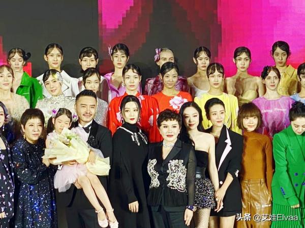 范冰冰頭排看秀,穿斗篷風頭蓋過向太婆媳,出場2助理攙扶排場大 范冰冰頭排看秀,穿斗篷風頭蓋過向太婆媳,出場2助理攙扶排場大