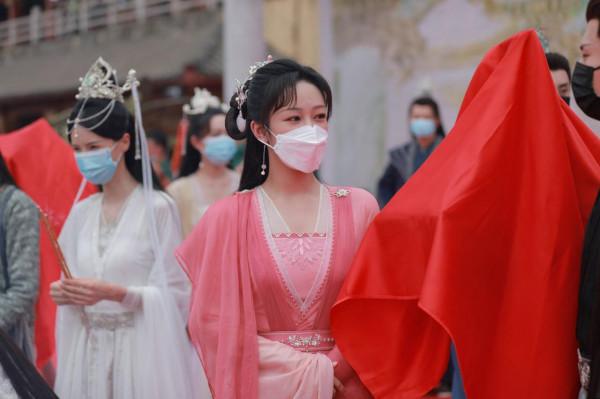 8位小花接拍新劇，楊冪在古偶打轉，熱巴資源好，趙麗穎野心大