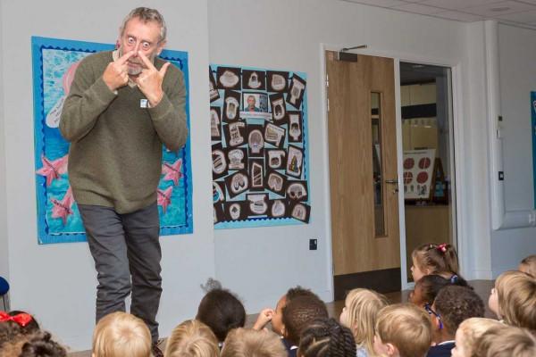 這個外國爺爺給網友帶來了無限快樂的表情包!而他的人生讓人心疼 這個外國爺爺給網友帶來了無限快樂的表情包!而他的人生讓人心疼