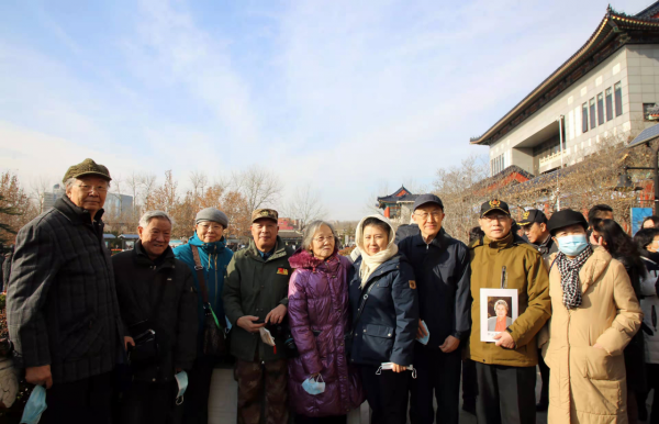 深深緬懷翟雲英阿姨，請接受我們的軍禮