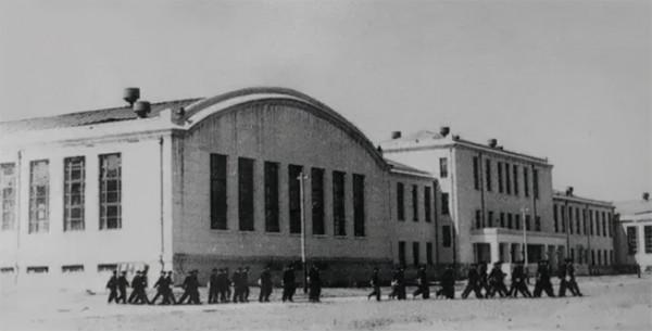 哈軍工建校的首任院長兼政委是陳賡，第二任院長和政委分別是誰？