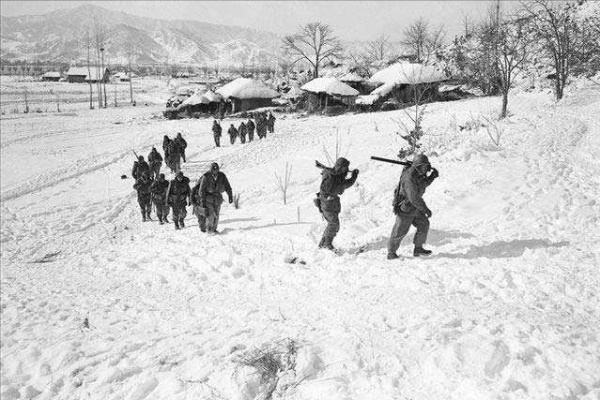 朝鮮戰場，我軍男兵救治凍傷女戰士，女兵不知戰友姓名滿是遺憾