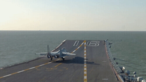 遼寧艦一級軍士長,最後一次看“飛鯊”起飛…… 遼寧艦一級軍士長,最後一次看“飛鯊”起飛……