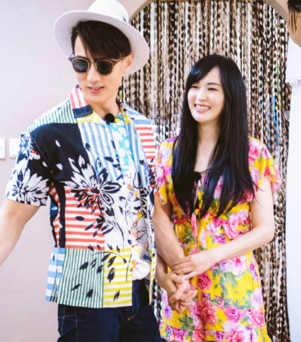 吳尊一家幸福亮相,妻子穿著低調走在一旁,女兒氣質不輸媽個挺高 吳尊一家幸福亮相,妻子穿著低調走在一旁,女兒氣質不輸媽個挺高