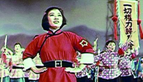 1945年《白毛女》首演，毛主席大力誇讚演員，王昆：他們來告訴我