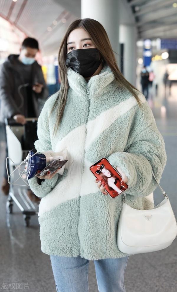 徐藝洋穿薄荷綠色羊羔絨外套搭配牛仔褲，背腋下包清純可愛