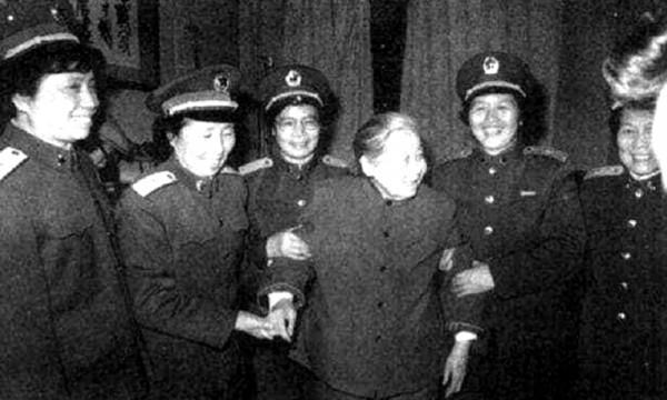 她16歲參軍入伍，54歲成為女將軍，晚年享正軍級待遇，活到75歲