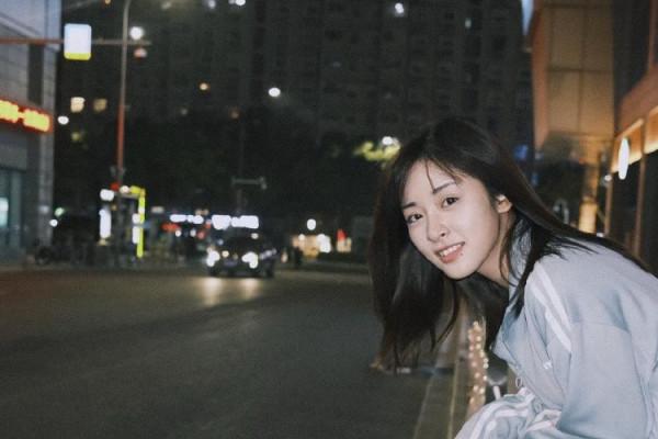 沈月披長髮顯溫柔 緊盯食物表情超萌