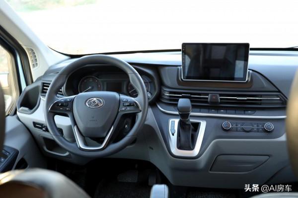 B型車上也能容下2室1廳？霸氣沉穩，還省油，老兩口輕鬆用的V590