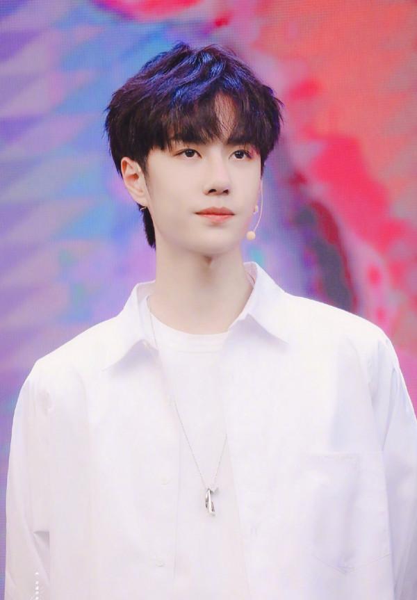 盤點娛樂圈穿白襯衫的男明星，誰讓你一眼就記住了？