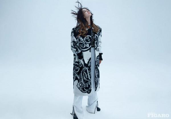 迪麗熱巴封面大片,清冷優雅,時尚俏麗 迪麗熱巴封面大片,清冷優雅,時尚俏麗