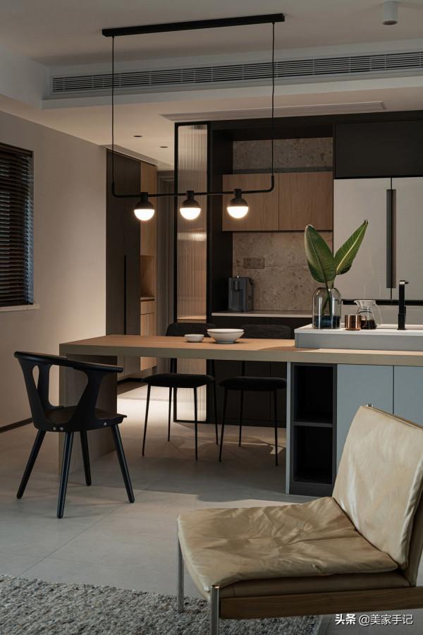 她家101㎡,卻不買沙發,陽臺墊高20cm,學她家這麼裝修實用極了 她家101㎡,卻不買沙發,陽臺墊高20cm,學她家這麼裝修實用極了