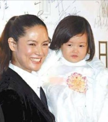 馬豔麗:嫁3婚大15歲導演,將女兒改姓,46歲獨自帶娃 馬豔麗:嫁3婚大15歲導演,將女兒改姓,46歲獨自帶娃