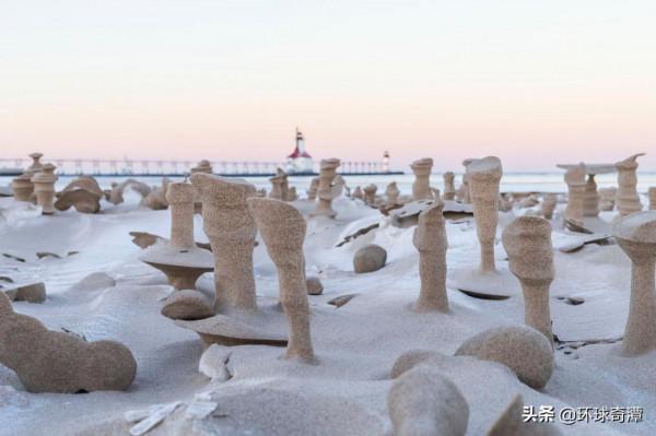 奇異！美國海灘公園一夜之間變成外星世界