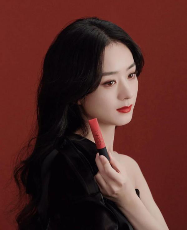 當趙麗穎走冷豔風，換個妝容打扮，不在乖乖軟軟不在，御姐範十足