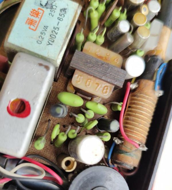 懷念經典!70年代上海無線電三廠的紅旗703三波段7電晶體收音機 懷念經典!70年代上海無線電三廠的紅旗703三波段7電晶體收音機