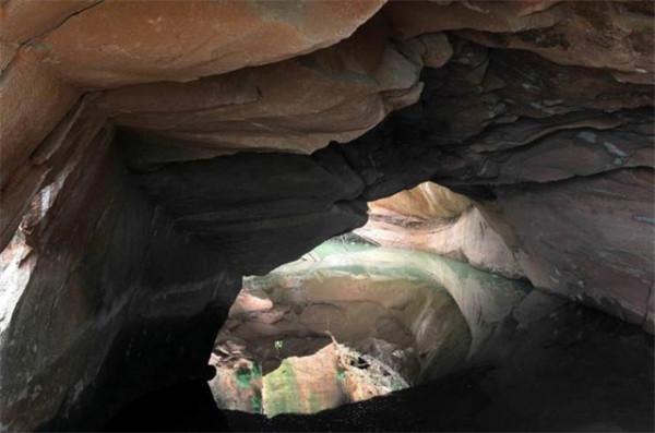 1992年浙江村民抽乾水潭，發現千年宮殿，已成為4A級旅遊風景區