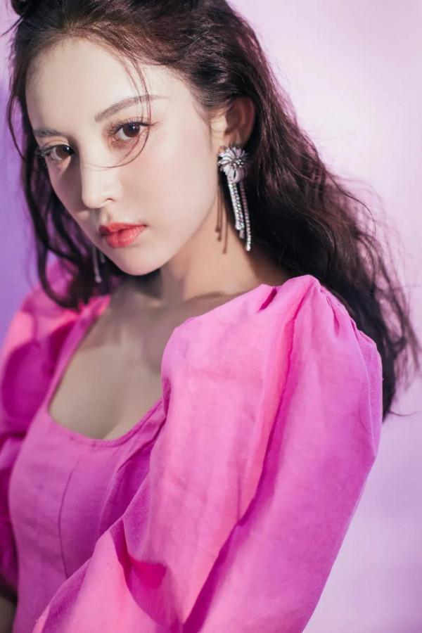 娜扎身著粉色長裙搭配哪吒頭真的是超級可愛 娜扎身著粉色長裙搭配哪吒頭真的是超級可愛