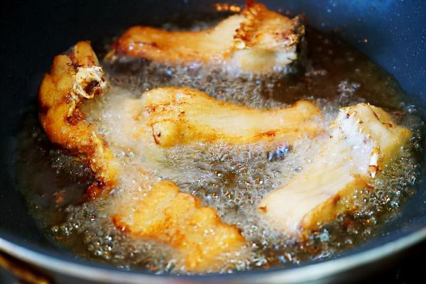 草魚的新吃法:把草魚做成蘇氏乾燒魚,骨頭都是酥的,不腥還入味 草魚的新吃法:把草魚做成蘇氏乾燒魚,骨頭都是酥的,不腥還入味