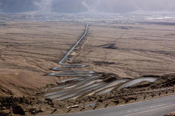 回到去往紅其拉甫的路上。仍是一路雪山相伴 回到去往紅其拉甫的路上。仍是一路雪山相伴