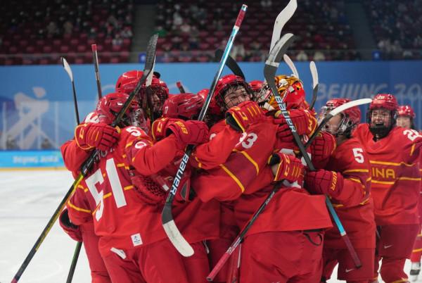 贏了！中國女冰賽後抱作一團！這一刻，熱血沸騰